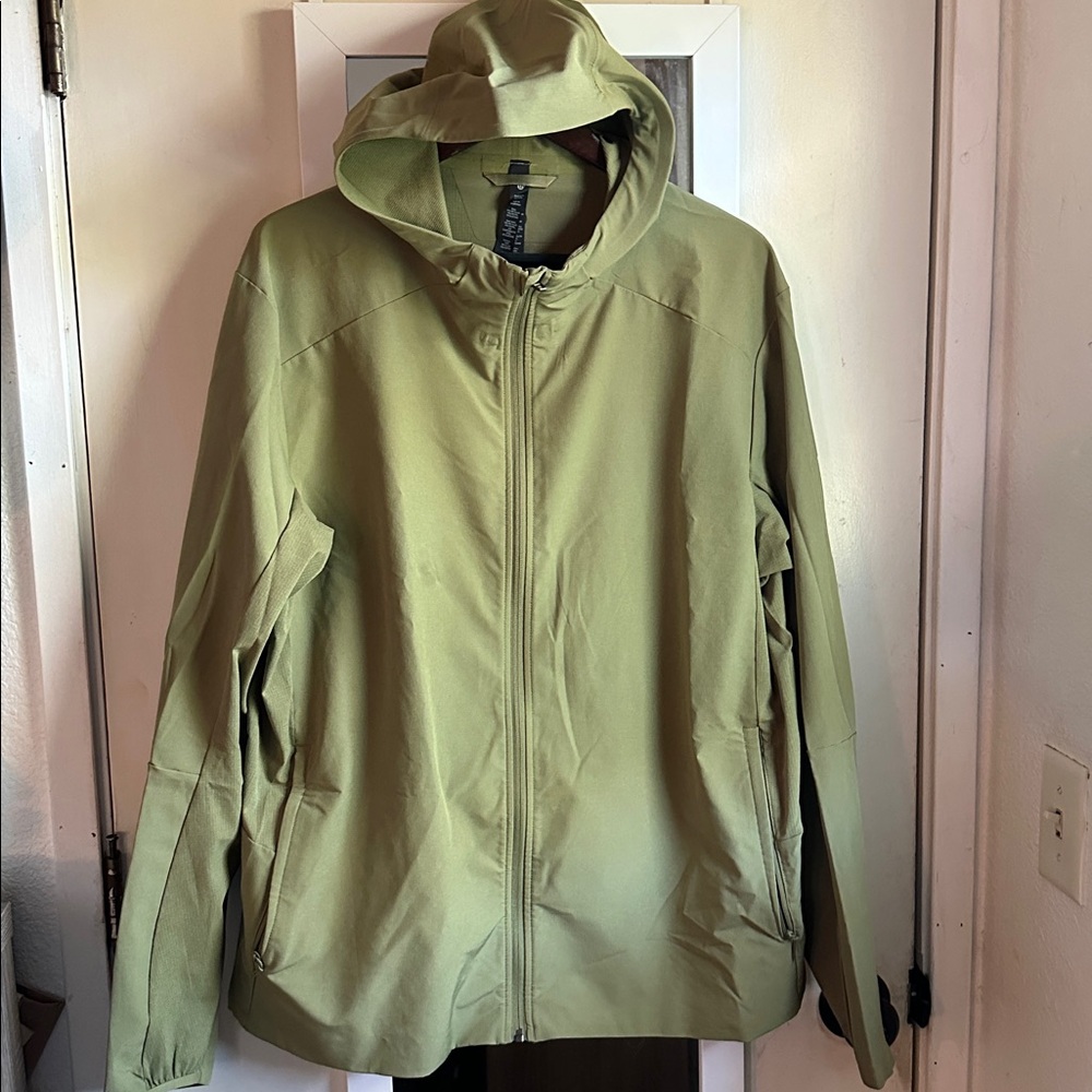 Men Green Lululemon Wrap Light Jacket “packable”